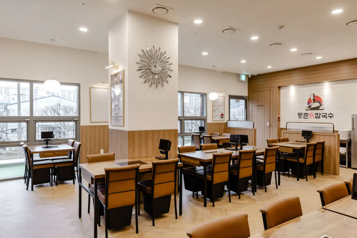 넓고 밝은 우드톤 샤브샤브 전문점 인테리어